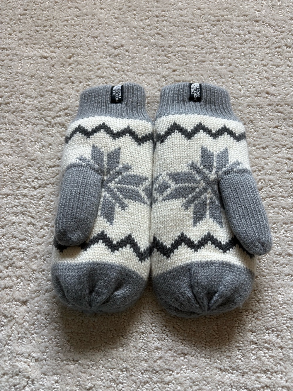 The North Face Fair Isle Snowflake Sherpa Fleece Lined Knit Mittens Grey M/L